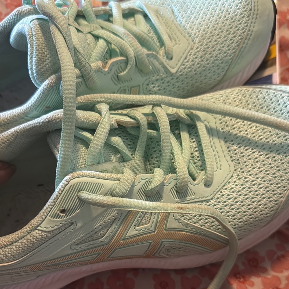 Asics Green Athletic Shoes with Cushioned Midsole and Breathable Mesh